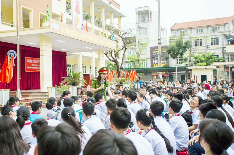 Công an TP Cẩm Phả thuongf xuyên phối hợp với cơ sở giáo dục trên địa bàn tổ chức tuyên truyền về phòng chống bạo lực học đường đến học sinh.