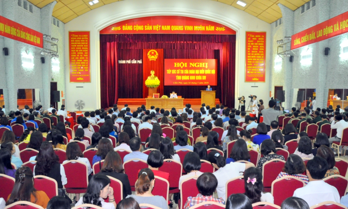 Đông đảo cử tri thành phố Cẩm Phả tới dự buổi tiếp xúc cử tri.