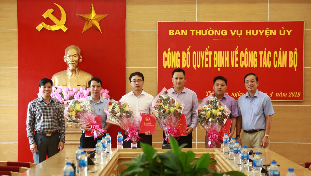 Huyện Tiên Yên trao quyết định bổ nhiệm cho các đồng chí cán bộ thông qua thi tuyển các chức danh. 