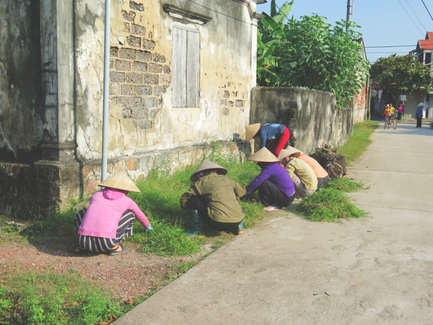 Người dân trên địa bàn thôn 1, xã Liên Hòa, TX Quảng Yên tham gia hưởng ứng dọn dẹp vệ sinh môi trường, đảm bảo đường làng, ngõ xóm luôn xanh - sạch - đẹp