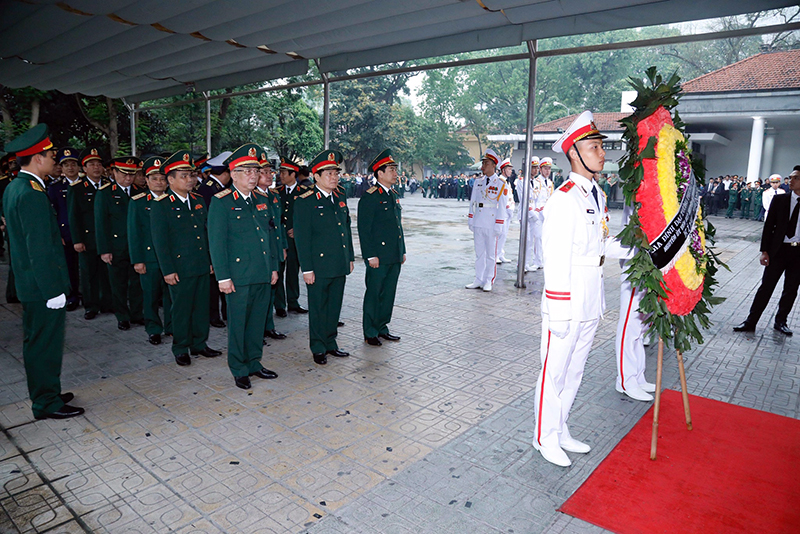 Đoàn Quân ủy Trung ương, Bộ Quốc phòng do Đại tướng Ngô Xuân Lịch làm Trưởng đoàn vào viếng nguyên Chủ tịch nước Lê Đức Anh. Ảnh VGP/Nhật Bắc