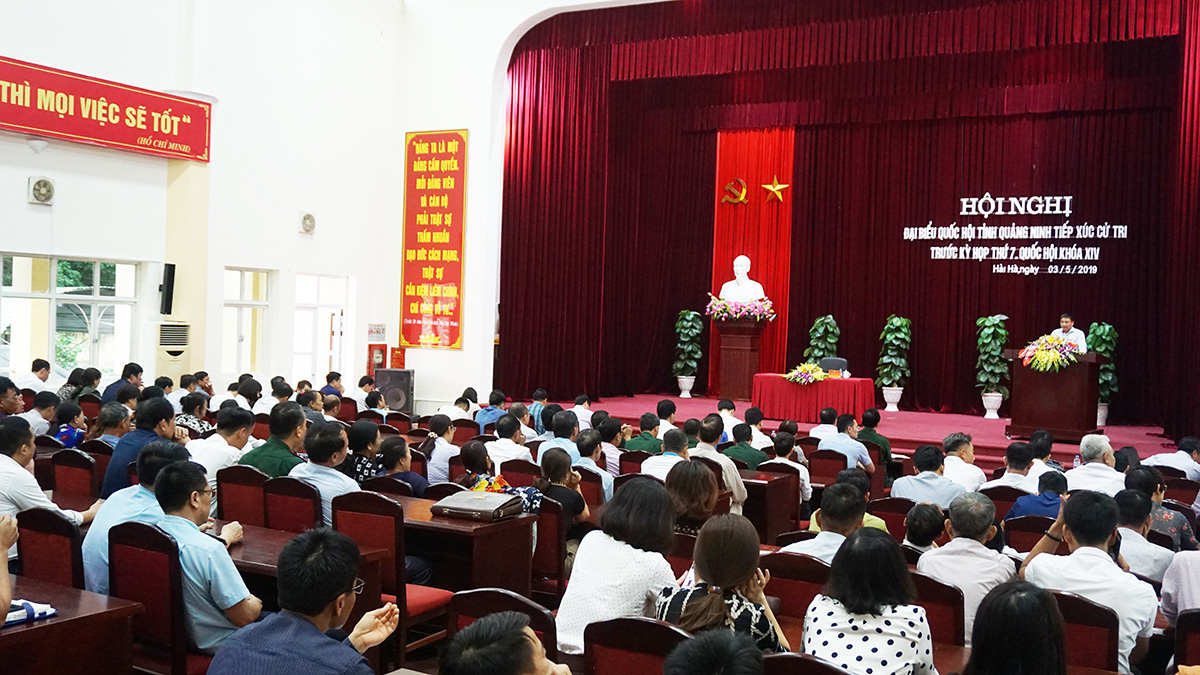 Đồng chí Nguyễn Văn Thắng, Phó Chủ tịch UBND tỉnh tiếp xúc cử tri tại Hải Hà.