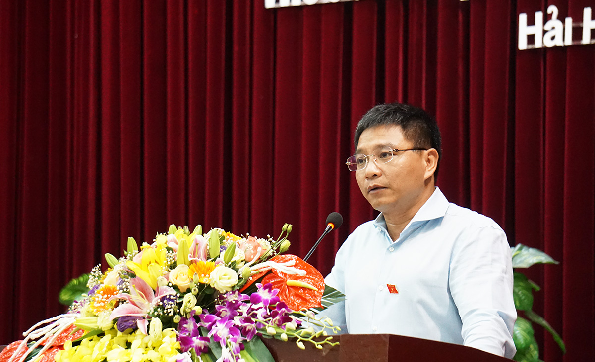 Đồng chí Nguyễn Văn Thắng, Phó Chủ tịch UBND tỉnh tiếp thông tin 