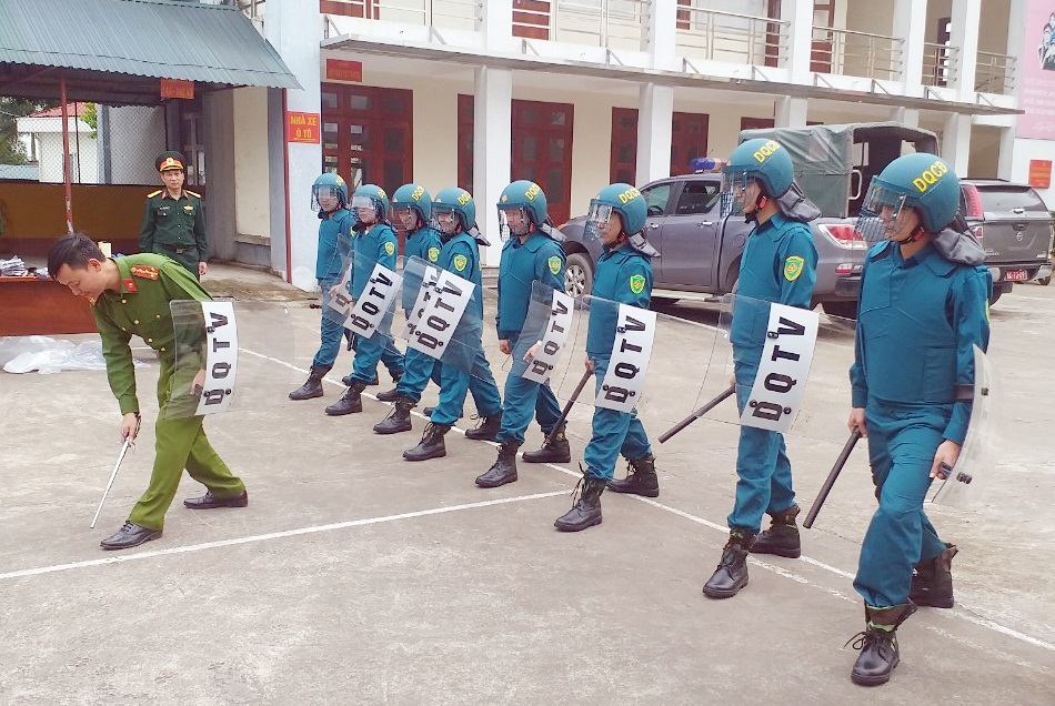 Ban CHQS huyện Tiên Yên phối hợp huấn luyện sử dụng công cụ hỗ trợ trong phòng chống biểu tình bạo loạn. 