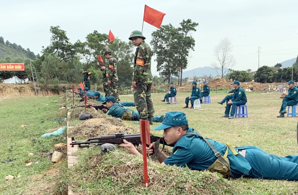 Ban CHQS TP Uông Bí tổ chức huấn luyện lực lượng dân quân trên địa bàn. 