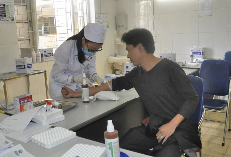 Lấy máu xét nghiệm cho người đến khám bệnh tại Bệnh viện Đa khoa tỉnh