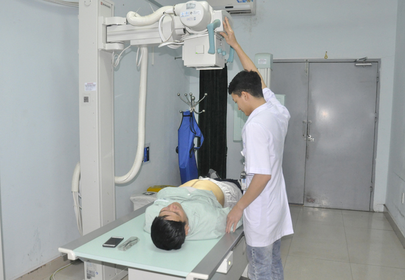 Chuẩn bị chụp X.quang cho bệnh nhân tại Bệnh viện Bãi Cháy.