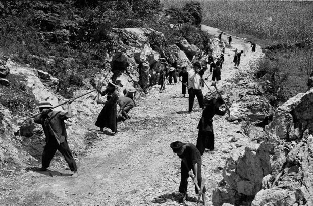 Thanh niên xung phong phá đá, mở rộng đường qua núi. (Ảnh: Bùi Tấn/TTXVN)