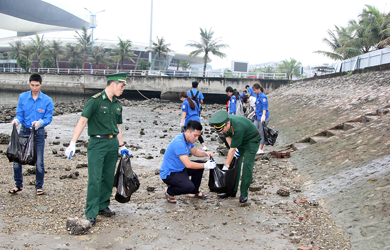 Đoàn viên, thanh niên, cán bộ chiến sĩ biên phòng thu gom rác bờ biển.