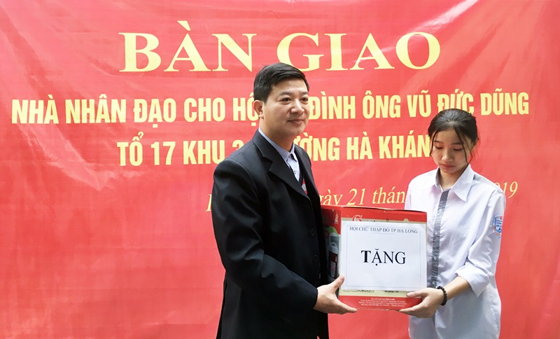 Ông Phạm Văn Thơ, Chủ tịch Hội CTĐ TP Hạ Long trao nhà nhân đạo cho đại diện hộ gia đình ông Vũ Đức Dũng ở phường Hà Khánh (TP Hạ Long) vào tháng 3/2019.