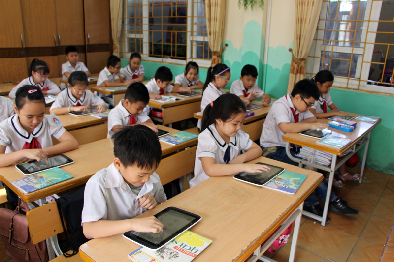 Học sinh trường Tiểu học Vĩnh Khê thao tác trên máy tính bảng trong giờ học ở lớp học thông minh