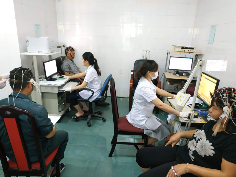 Các bác sĩ, y tá Bệnh viện Bảo vệ Sức khỏe Tâm thần Quảng Ninh đang đo điện não đồ cho các bệnh nhân 