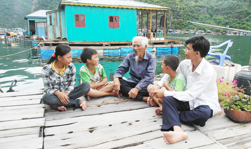 Khi còn sinh sống ở làng chài Cửa Vạn, nghệ nhân Nguyễn Văn Hưu thường truyền dạy các bài hát giao duyên cho con cháu.