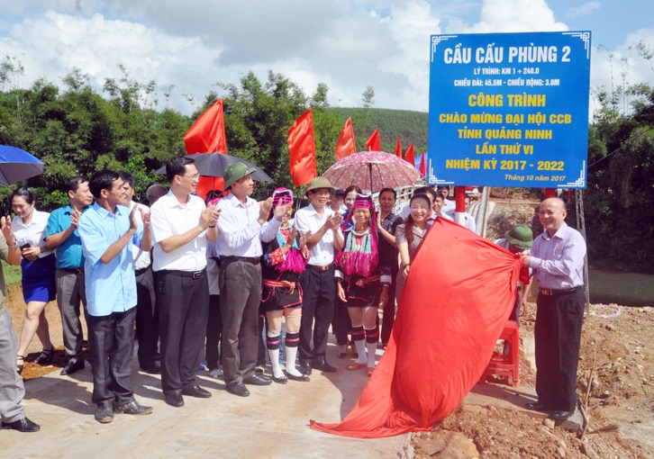 Lãnh đạo huyện Hải Hà và Hội CCB tỉnh cùng đông đảo người dân tham gia lễ khánh thành Cầu Phùng 2 (xã Quảng Sơn, huyện Hải Hà) do Hội CCB tỉnh vận động hỗ trợ 50% kinh phí xây dựng.