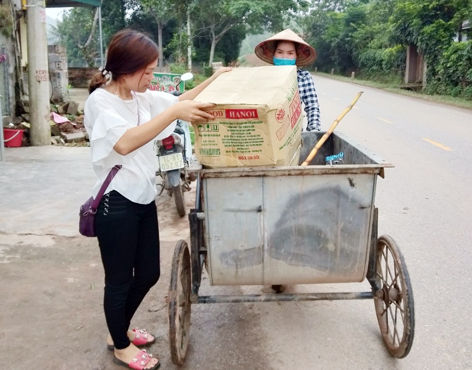 Tổ thu gom vệ sinh môi trường xã Yên Than thu hút chính người dân ở khu dân cư tham gia 