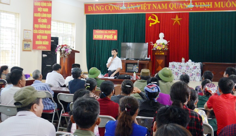 CCB Nguyễn Văn Bội thông tin đến người dân Khu phố 8, phường Hà Phong (TP Hạ Long) 