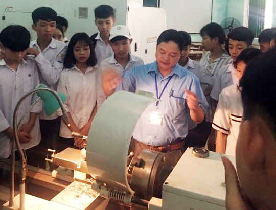 Học sinh Trường THCS Hưng Đạo (TX Đông Triều) nghe giới thiệu, hướng dẫn về nguyên lý vận hành của các loại máy tại Trường Đại học Công nghiệp Quảng Ninh.