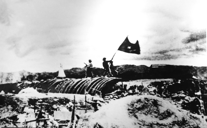 Lá cờ quyết chiến, quyết thắng của bộ đội Việt Minh tung bay trên nóc hầm tướng De Castries chiều 7/5/1954.