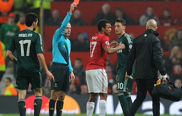  Sau trận đấu này, các fan Man Utd đã hài hước khi nhắc về Cakir: "Bị người yêu bỏ không đau bằng thẻ đỏ của Nani"