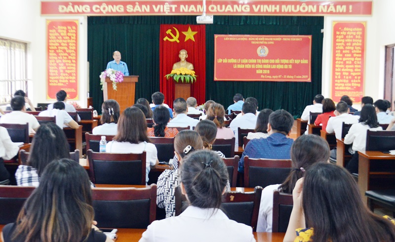 Lãnh đạo LĐLĐ tỉnh phát biểu Khai mạc lớp bồi dưỡng lý luận chính trị dành cho đối tượng kết nạp đảng năm 2019.
