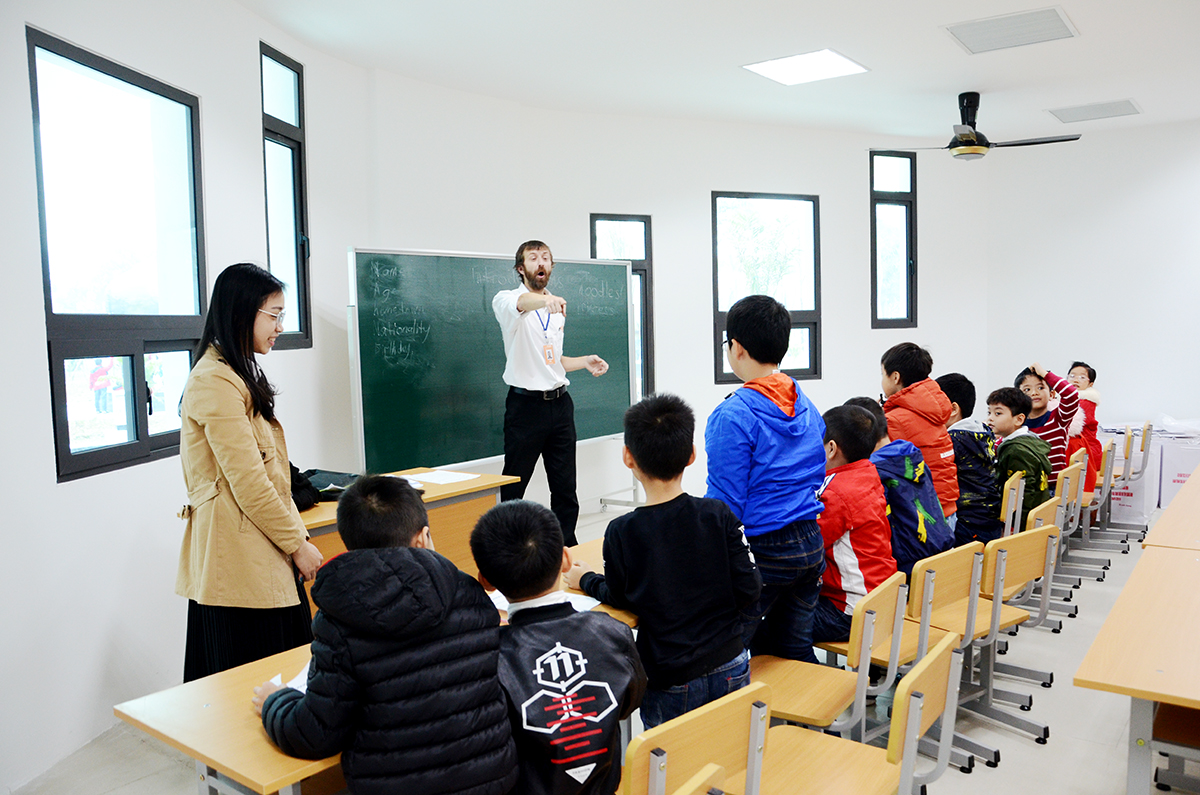 Lớp học tiếng anh với giáo viên người nước của các em học sinh tại Cung Văn hóa Thanh thiếu nhi tỉnh.