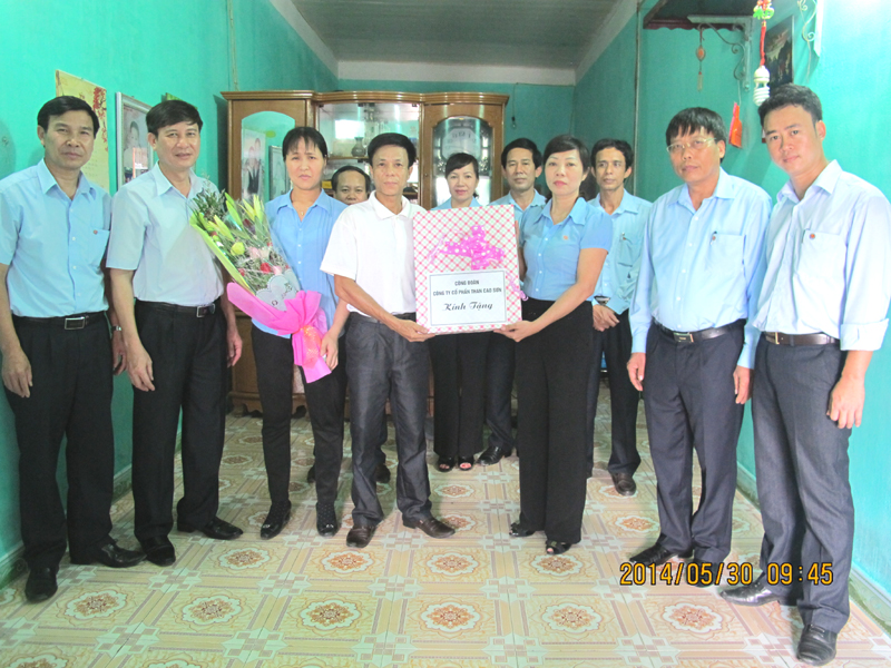 Lãnh đạo Công ty CP Than Cao Sơn trao quà trong lễ khánh thành nhà mới cho anh Dương Ngọc Ánh Sao (thứ 4 từ trái sang), phòng Bảo vệ Quân sự Công ty CP Than Cao Sơn