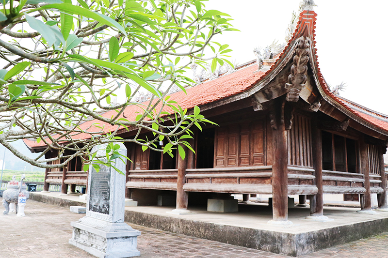 Trên địa bàn thôn có đình Lục Nà, công trình tín ngưỡng quan trọng của huyện Bình Liêu tuy nhiên các hoạt động văn hóa tín ngưỡng diễn ra tại định hiện rất hạn chế