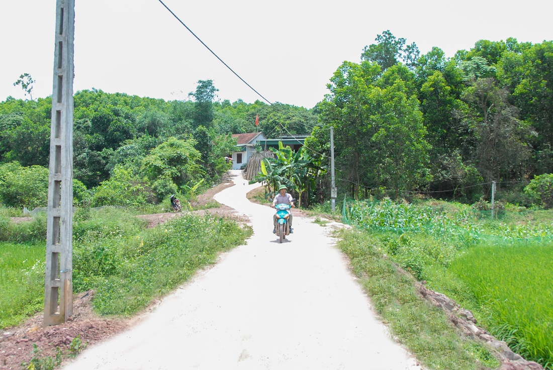 Tuyến đường vào khu Phú Coóng, thôn Xuyên Hùng, xã Đài Xuyên được bê tông hóa khang trang, phục vụ nhu cầu đi lại, sản xuất của người dân.