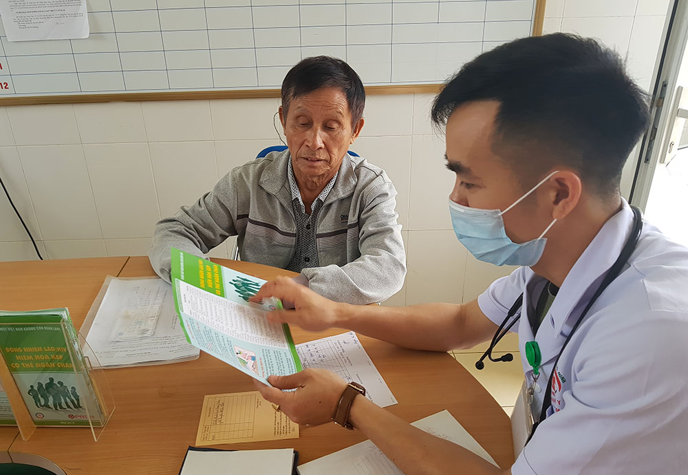 Cán bộ Trung tâm Y tế huyện Đầm Hà khám sức khỏe cho người cao tuổi trên địa bàn.