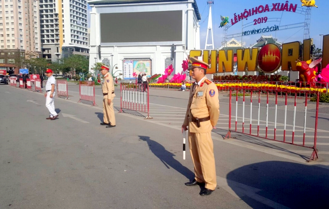 Các lực lượng chức năng phối hợp đảm bảo an ninh trật tự, an toàn giao thông tại khu vực Sun World Ha Long Complex - một trong những địa điểm du lịch trọng điểm, thu hút đông khách du lịch trên địa bàn phường Bãi Cháy.