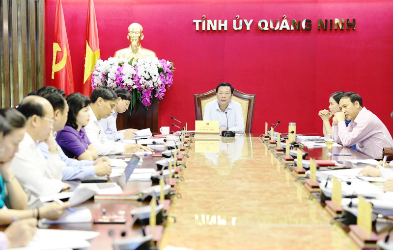 Bí thư Tỉnh ủy, Chủ tịch HĐND tỉnh Nguyễn Văn Đọc chỉ đạo tại hội nghị.