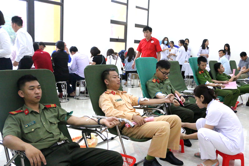 Lực lượng vũ trang huyện tham gia hiến máu.