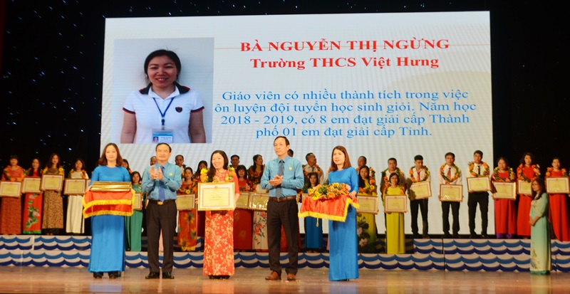 Lãnh đạo LĐLĐ tỉnh và LĐLĐ TP Hạ Long trao Giấy khen cho công nhân viên chức tiên tiến tiêu biểu năm 2018 trên địa bàn TP Hạ Long.