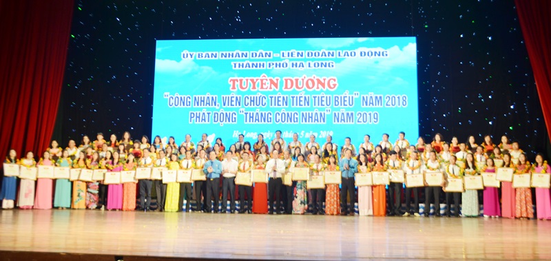 90 công nhân viên chức tiên tiến tiêu biểu được TP Hạ Long trao tặng Giấy khen có thành tích trong phong trào thi đua phát huy sáng kiến sáng tạo năm 2018.
