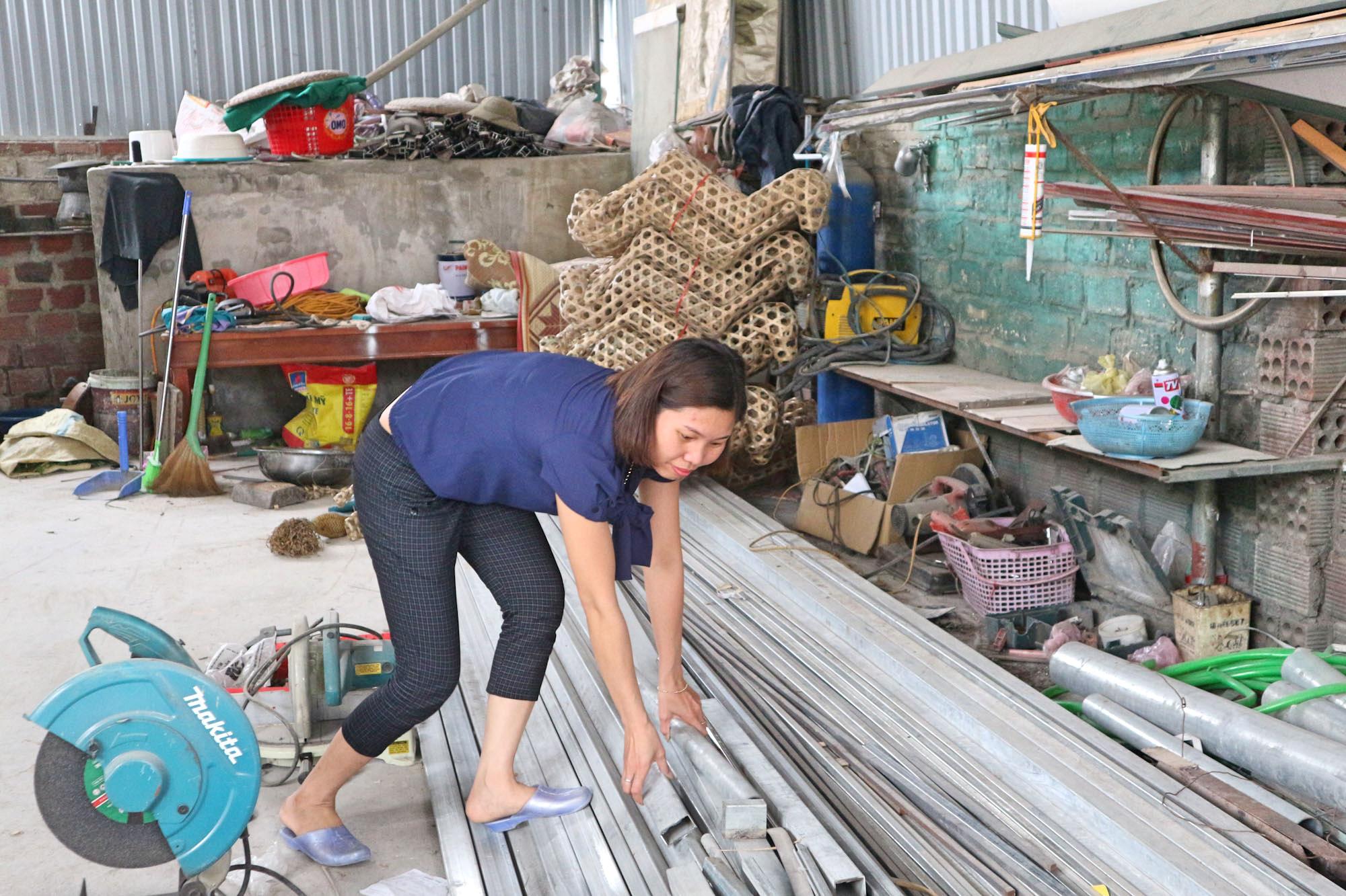 Chị Hoàng Thị Thảo (khu 3, phường Nam Hòa, TX Quảng Yên) với mô hình kinh doanh cơ khí, đan lát tại hộ gia đình