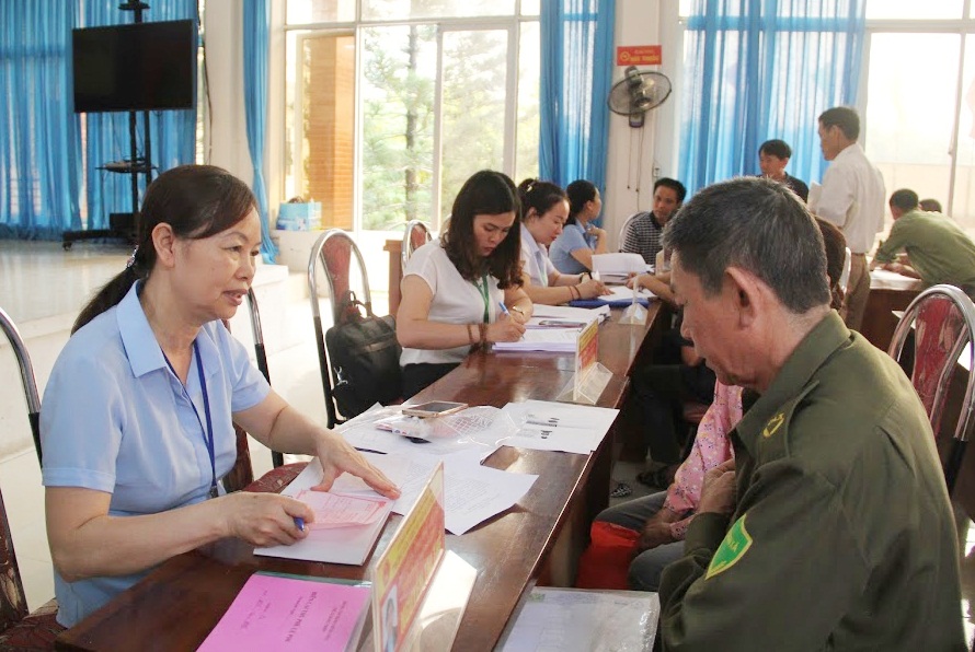 Cán bộ Trung tâm HCC TX Đông Triều hướng dẫn người dân giải quyết TTHC tại địa phương.