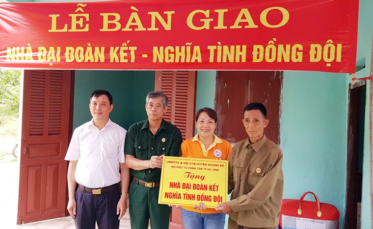 Hội CCB và Uỷ ban MTTQ Việt Nam huyện Hoành Bồ trao tặng nhà “Đại đoàn kết, Nghĩa tình đồng đội” cho hội viên nghèo năm 2018. 