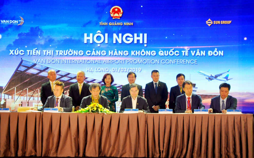 Các đơn vị ký kết biên bản ghi nhớ hợp tác về việc khai thác Cảng hàng không quốc tế Vân Đồn và du lịch Quảng Ninh, tháng 3/2019. 