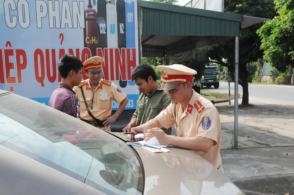 Công an TX Quảng Yên lập biên bản xử phạt lái xe dừng, đỗ phương tiện không đúng nơi quy định.