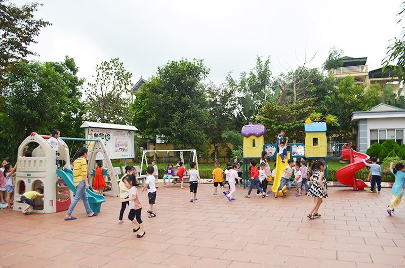Sân chơi của Trường Mầm non Hoa Mai Vàng (phường Quang Trung, TP Uông Bí) rộng rãi, giúp trẻ có không gian vận động. 