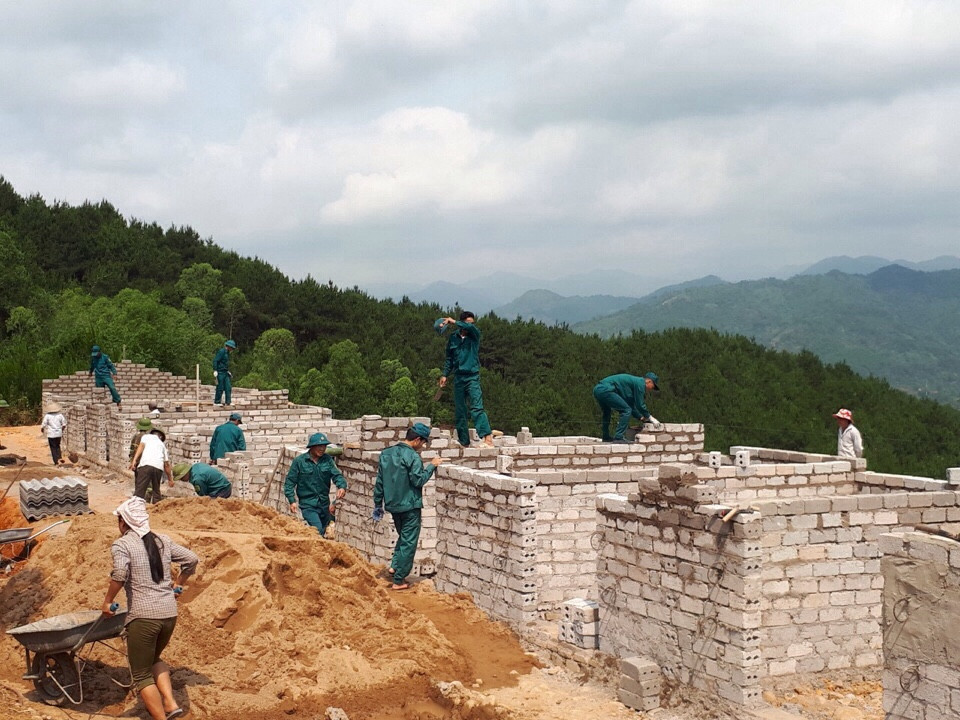 LLVT huyện phối hợp xây dựng chuồng trâu tập trung tại bản Khe O, xã Lục Hồn, huyện Bình Liêu.