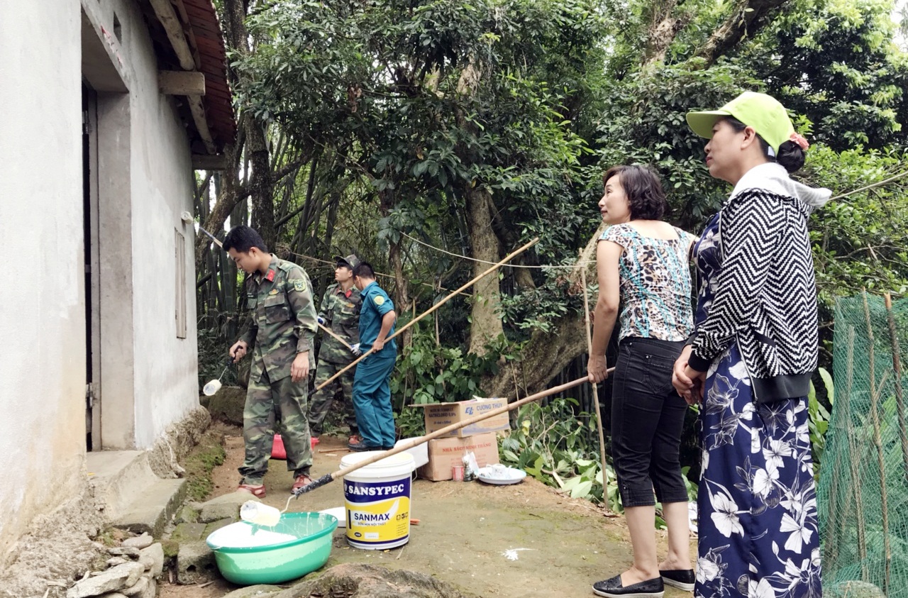 Ban CHQS huện Bình Liêu phối hợp với Đội Thiện nguyện TP Hạ Long giúp đỡ gia đình ông Lục A Hoàng thôn Nà Ếch, xã Húc Động dọn dẹp nhà cửa sạch sẽ. 