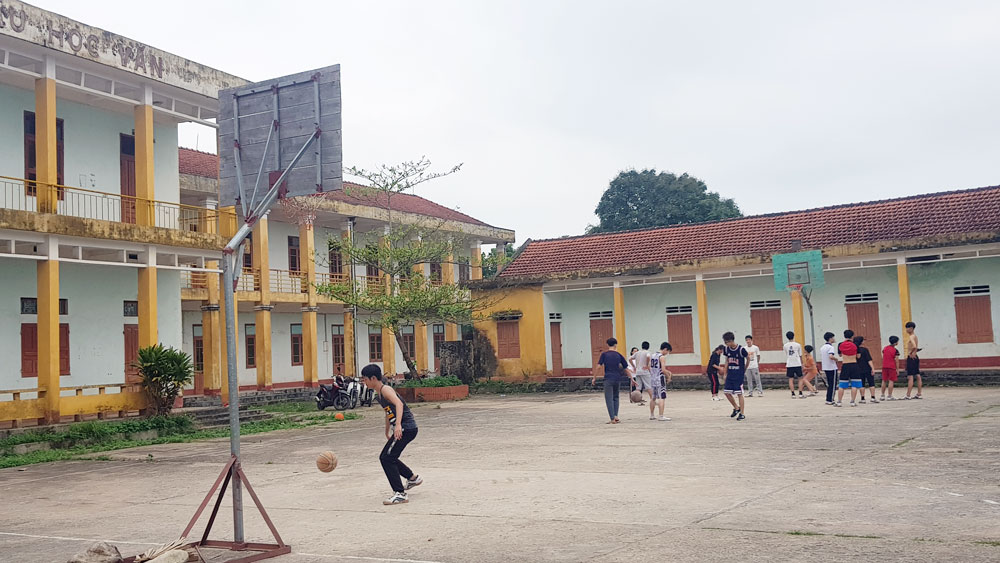 Chõ còn lại duy nhất còn tốt đó là sân bóng rổ được thanh thiếu nhi trong khu phố gần trường chọn làm sân chơi.