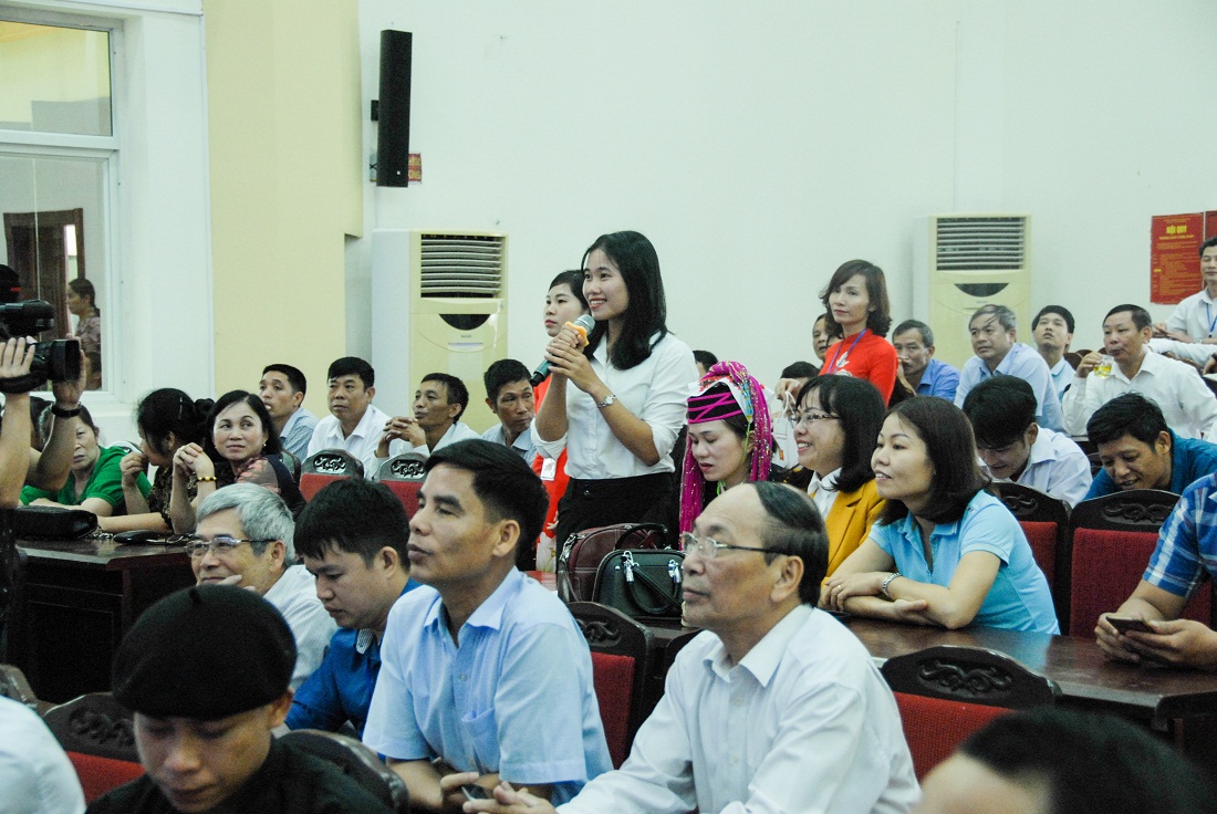 Khán giả của Hội thi hào hứng tham gia trả lời câu hỏi của Ban tổ chức trong phần giao lưu.