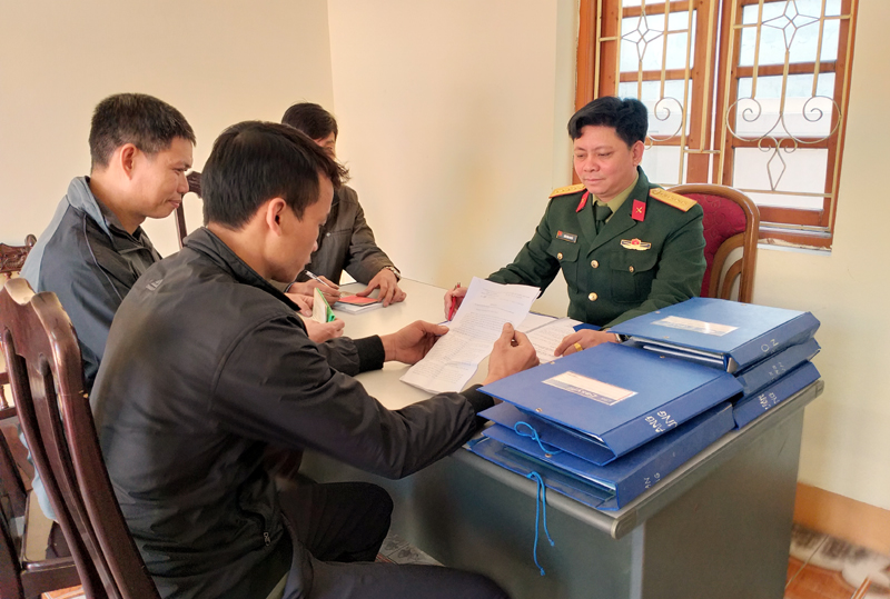 Cán bộ Ban CHQS TP Uông Bí thực hiện đúng chức trách, nhiệm vụ trong việc tiếp công dân.