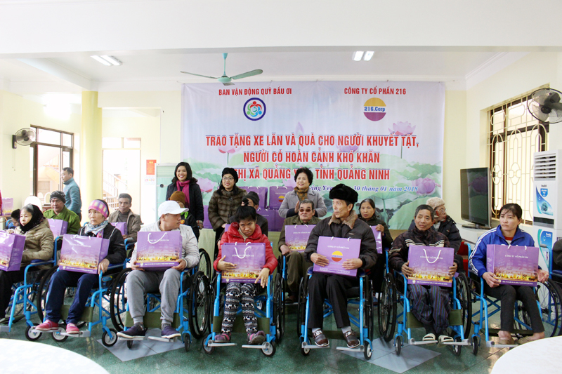 Người khuyết tật trên địa bàn TX Quảng Yên được trao tặng xe lăn. 