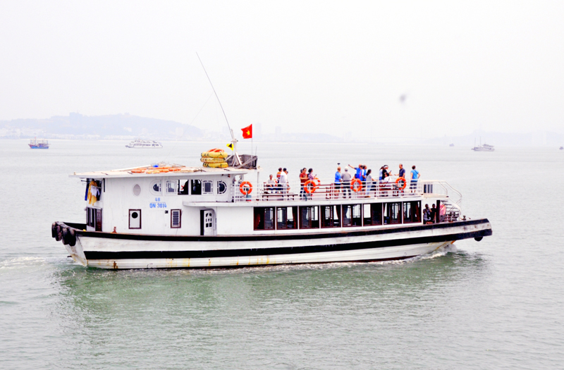 Tàu du lịch đưa khách tham quan Vịnh Hạ Long trong dịp nghỉ lễ 30/4-1/5 vừa qua.