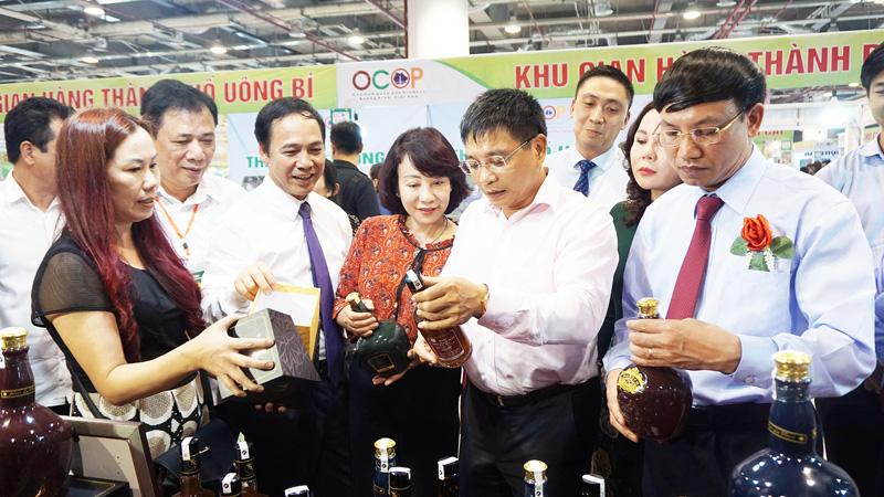 Lãnh đạo tỉnh kiểm tra chất lượng sản phẩm một số gian hàng tại Hội chợ OCOP Quảng Ninh - Hè 2019.