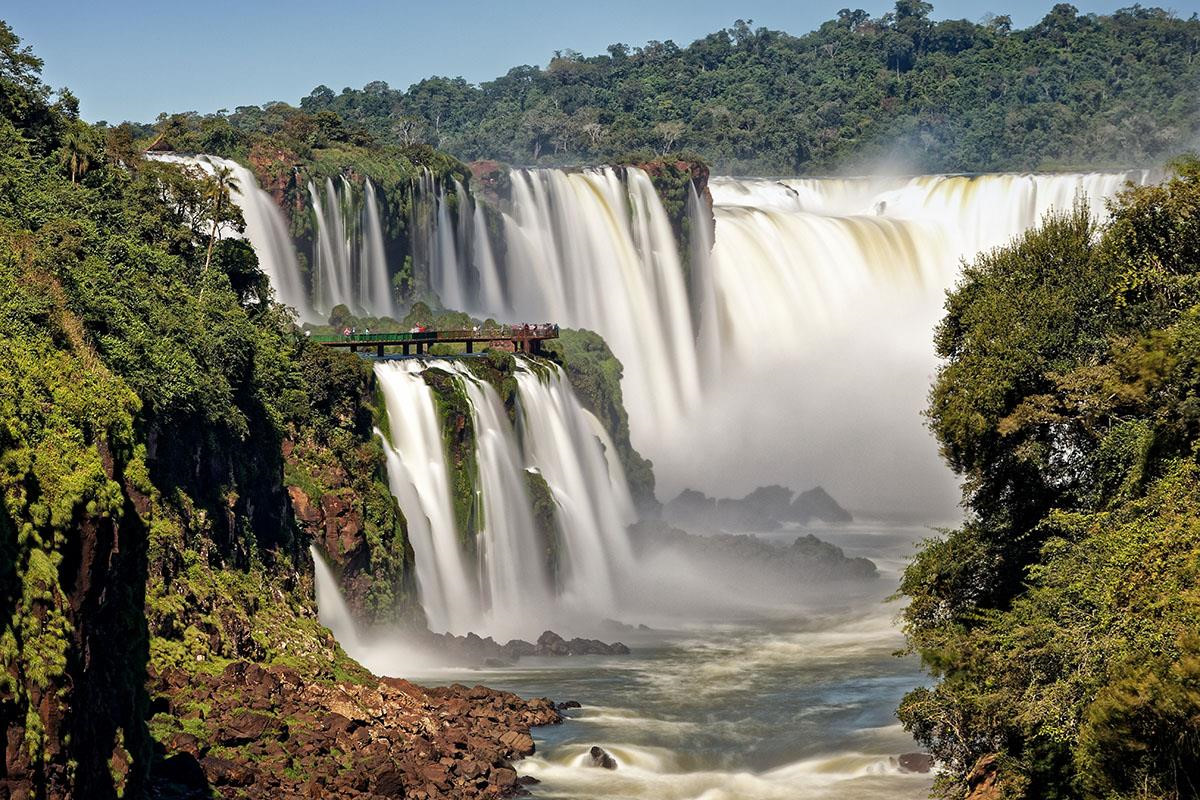  2. Devil's Throat, biên giới Brazil, Argentina và Paraguay: Ngọn thác hoang dã ở khoảng biên giới 3 nước Brazil, Argentina và Paraguay này rất xứng đáng với tên gọi 