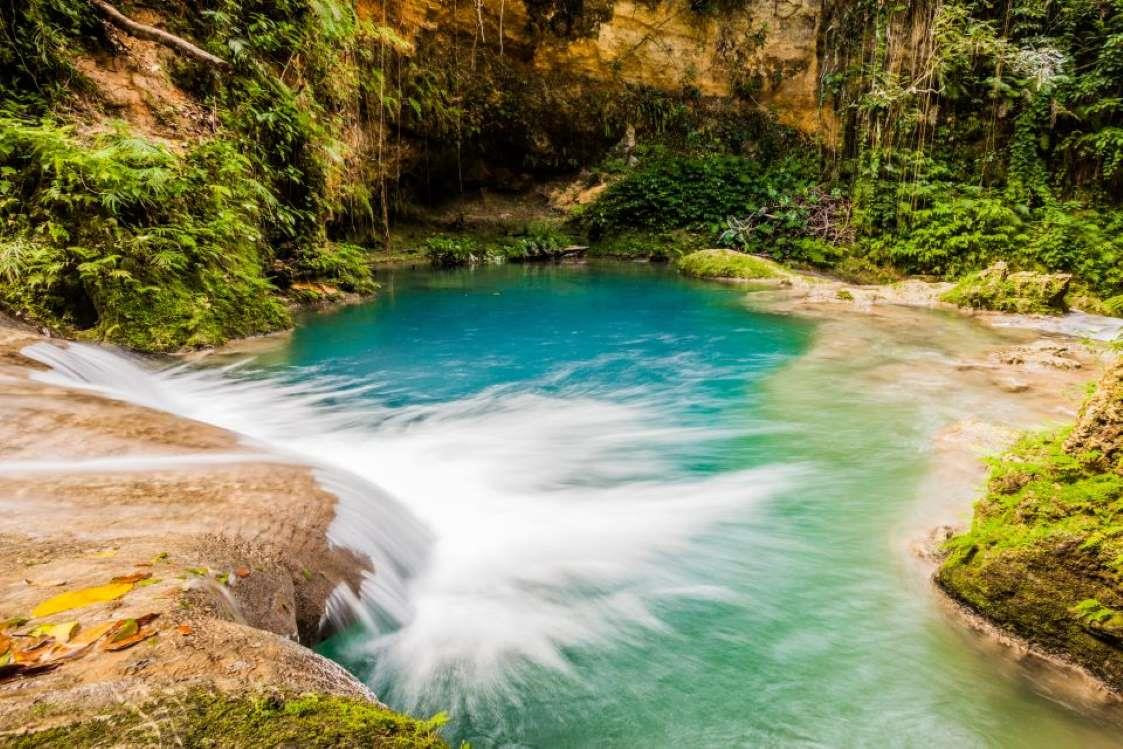  4. Blue Hole, Jamaica: Blue Hole (Hố Xanh) là một trong những địa điểm bí ẩn ở Jamaica, được bao quanh bởi khu rừng nguyên sinh nhiệt đới. Vẻ đẹp của vùng nước màu ngọc lam kỳ ảo như đang mời gọi du khách tới đây khám phá. Điểm nhấn của Blue Hole là thác nước tự nhiên và những núi đá bao quanh.